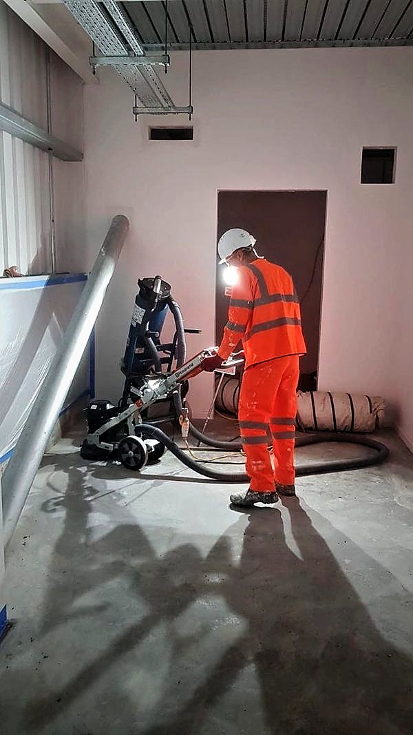 Floor grinding with dust extraction during surface preparation