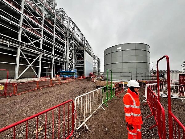 Steel structure and circular storage tank on an energy plant construction site