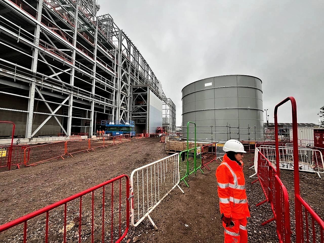 Steel structure and circular storage tank on an energy plant construction site
